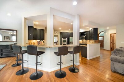 Cheerful 6-Bedroom Villa with fishing pond.