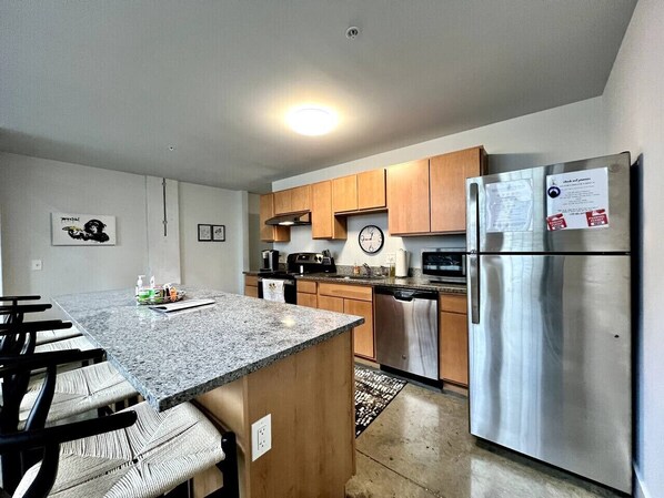 Coffee/tea maker, fridge, microwave, oven