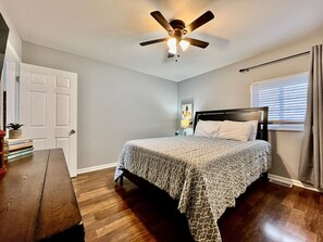 Desk, iron/ironing board, WiFi, bed sheets