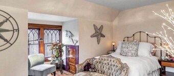 Tower Suite in Historic Mansion B&B, 9 min from Lambeau Field