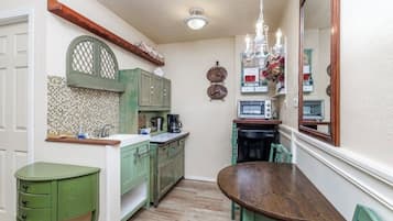 Coffee/tea maker, toaster