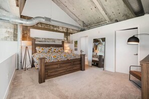 2 habitaciones, escritorio y tabla de planchar con plancha 