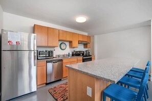 Refrigerador, microondas, horno y parrilla de estufa 