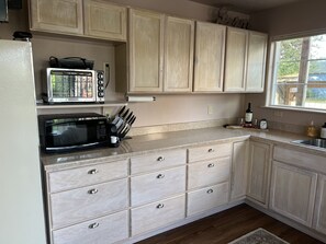 Refrigerador, microondas, parrilla de estufa y cafetera y tetera 