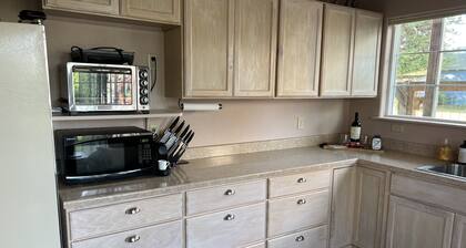 Ferndale Bungalow with pasture views, 5 minute walk to Downtown!