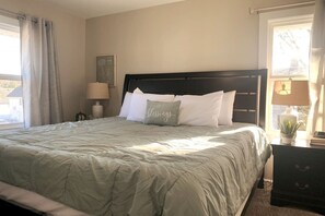 4 chambres, bureau, fer et planche à repasser, lit parapluie