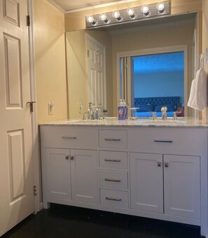 Interior - 3933 S Valley Brook Drive · ✪ Ed's Englewood well furnished home ✪ (Englewood)