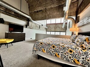 2 habitaciones, escritorio y tabla de planchar con plancha 