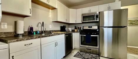 Refrigerador, microondas, horno y parrilla de estufa