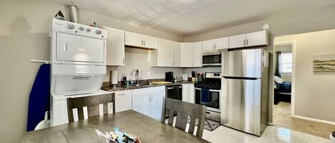 ثلاجة، ميكروويف، فرن، موقد طهي مسطح