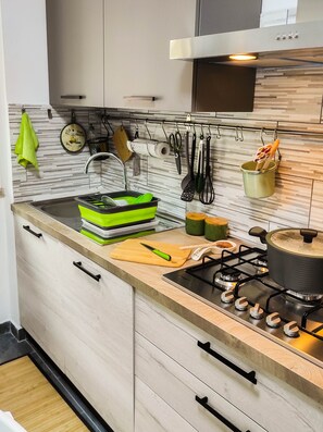 Kühlschrank, Mikrowelle, Ofen, Herdplatte