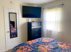 2 habitaciones, escritorio y tabla de planchar con plancha 
