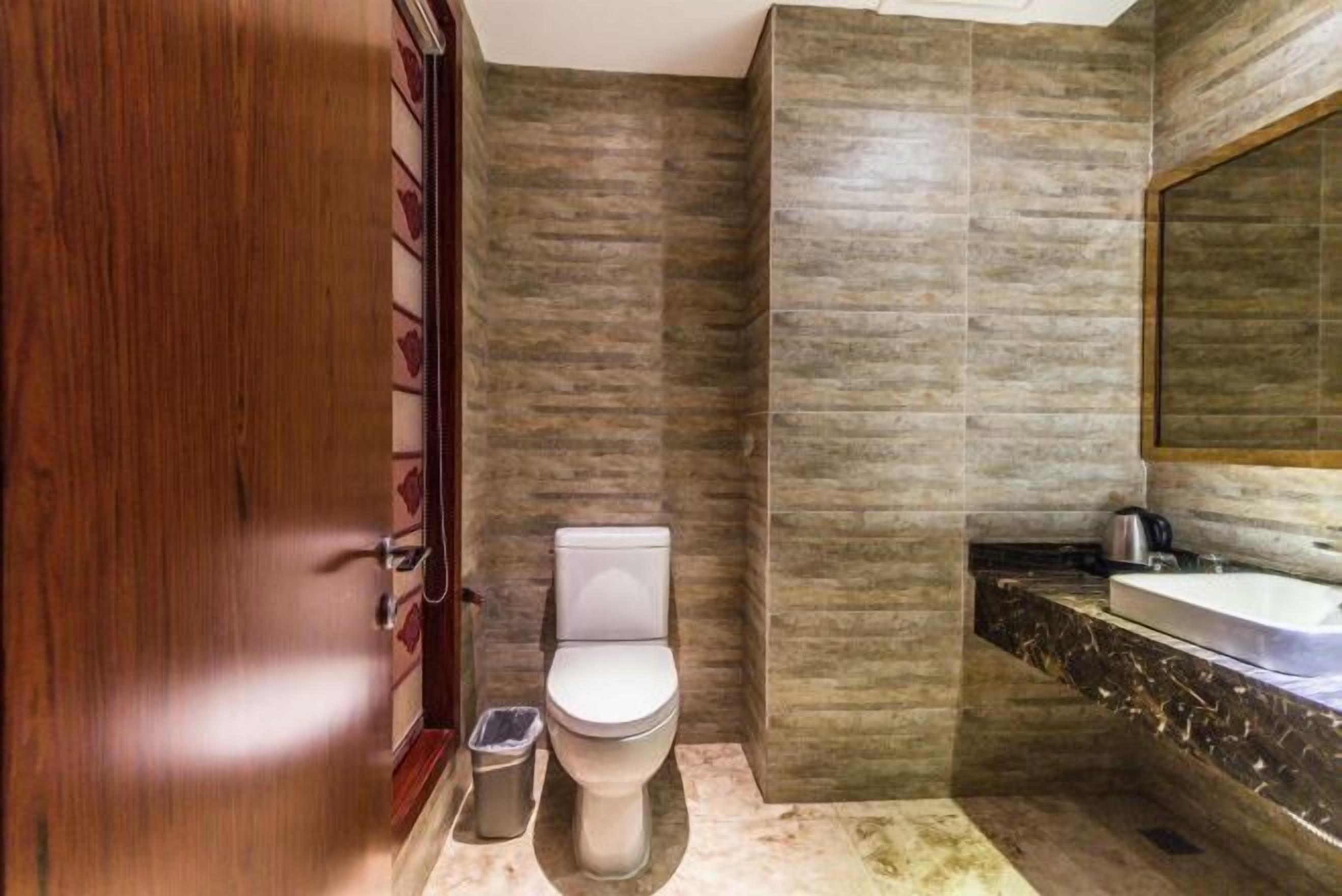 Un baño moderno con inodoro, bidé y lavabo.