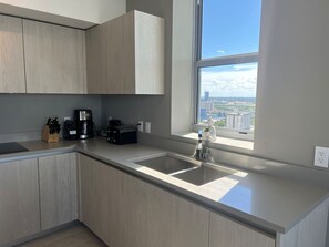 Fridge, coffee/tea maker