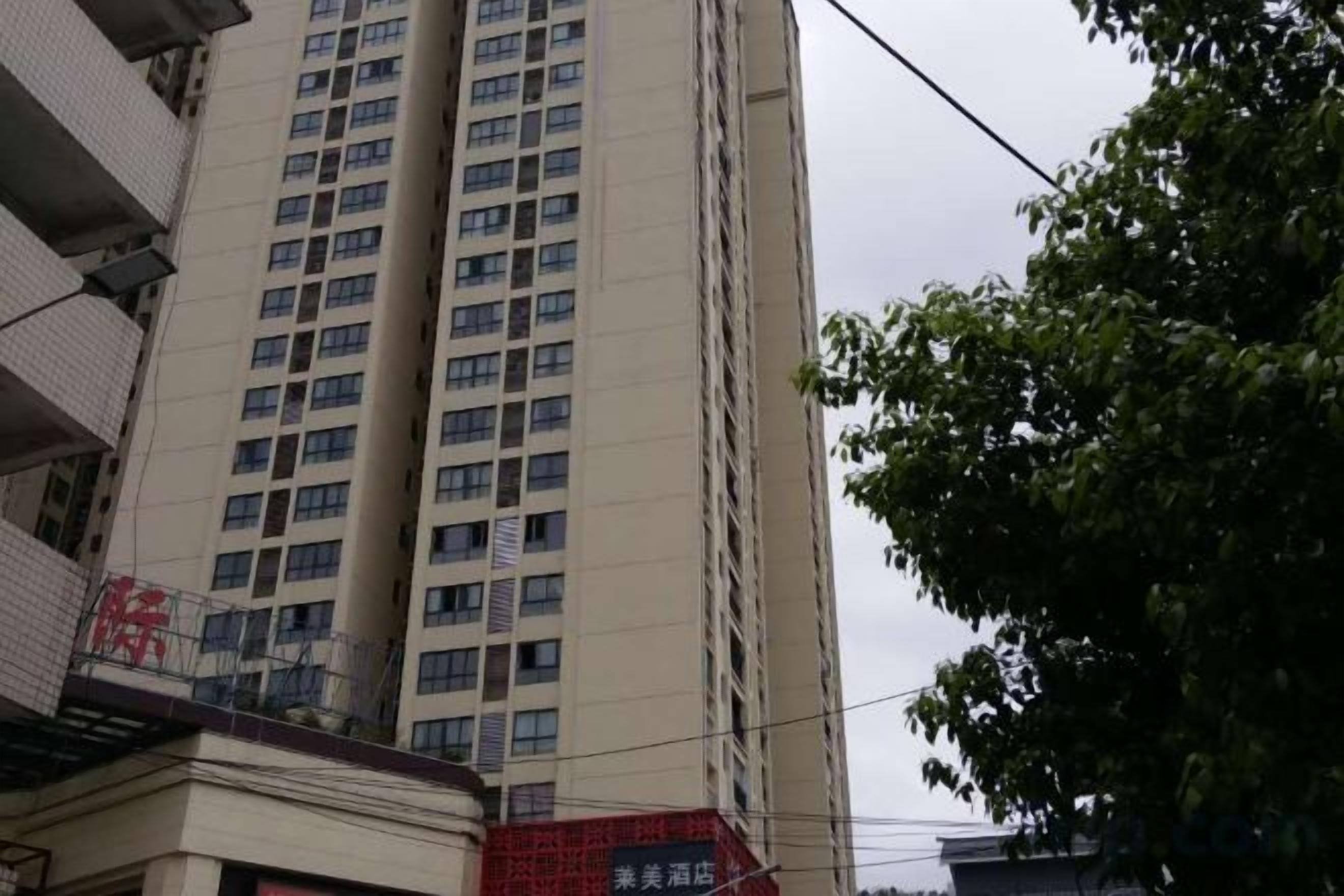Un edificio de varios pisos con varias ventanas y balcones.