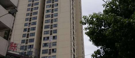 Un edificio de varios pisos con varias ventanas y balcones.