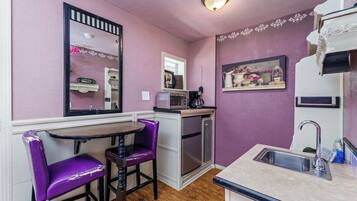 Refrigerador, horno, cafetera y tetera y utensilios de cocina