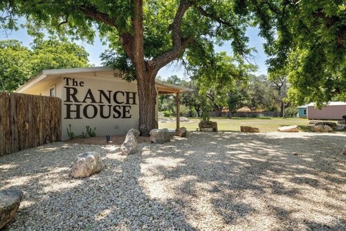 The Prickly Pear Room - The Ranch House Motel