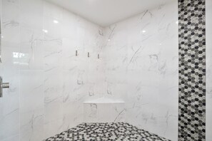 Combined shower/tub, hair dryer, towels