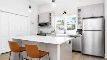 Fridge, microwave, stovetop, dishwasher