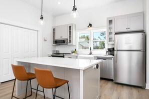 Refrigerador, microondas, parrilla de estufa y lavavajillas 