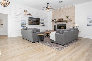 Televisión y chimenea 