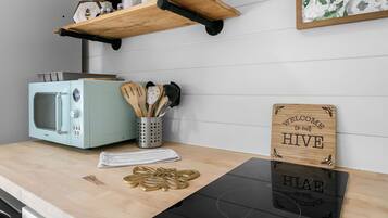 Een koelkast, een magnetron, een koffiezetapparaat/waterkoker