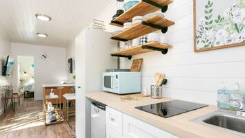 Kühlschrank, Mikrowelle, Wasserkocher mit Kaffee-/Teezubehör, Toaster