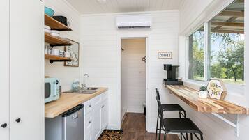 Refrigerador, microondas, cafetera y tetera y tostadora