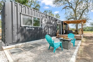 Outdoor dining - Pollen at the Hive, 1/1 | Private Hot Tub | Gas Fire Pit | Cornhole (Fredericksburg)