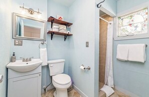 Shower, towels - The Ranch House Motel - The Agarita Room (Christoval)