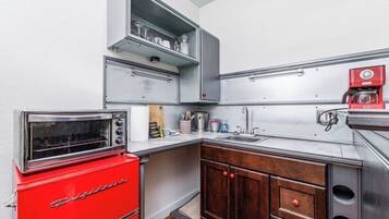 Cafetera y tetera, tostadora y utensilios de cocina