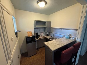 Private kitchen - The Ranch House Motel – Your West Texas Getaway Near San Angelo - Agarita Room (Christoval)