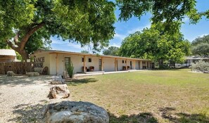 Exterior - The Ranch House Motel - The Agarita Room (Christoval)