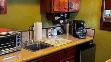 Torradeira, talheres/pratos/utensílios de cozinha