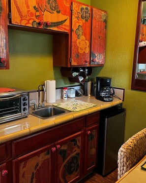 Toaster, cookware/dishes/utensils