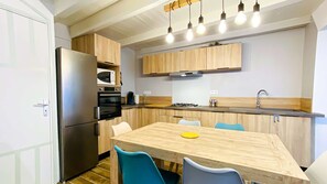 Réfrigérateur, un four, lave-vaisselle, grille-pain