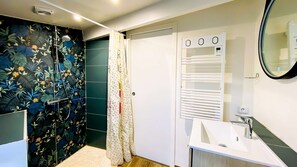 Hårføner og håndklær