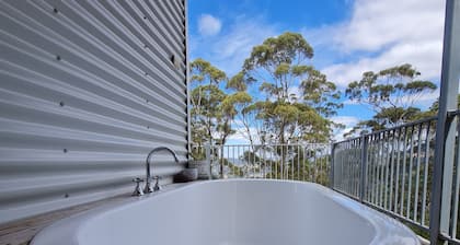 Peaceful, relaxing eco cabin surrounded by nature, 50 min from Hobart