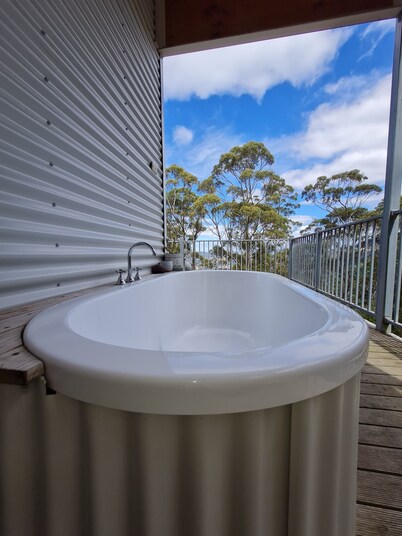 Peaceful, relaxing eco cabin surrounded by nature, 50 min from Hobart