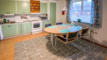 Réfrigérateur, plaque de cuisson, cafetiÚre/bouilloire