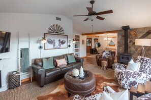 Smart TV, fireplace, DVD player, books - Stunning Views w/Firepit, 2/1 Cottage, Creek, Starlink, ADA + Pet Friendly (Franklin)