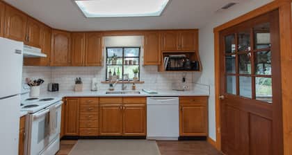 Stunning Views w/Firepit, 2/1 Cottage, Creek, Starlink, ADA + Pet Friendly