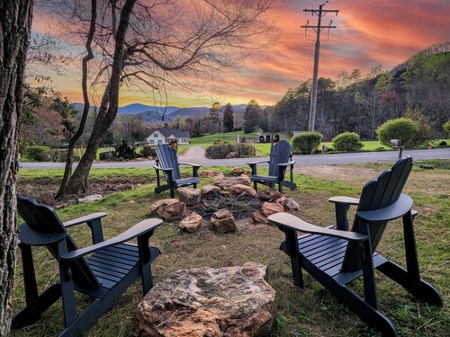Stunning Views w/Firepit, 2/1 Cottage, Creek, Starlink, ADA + Pet Friendly