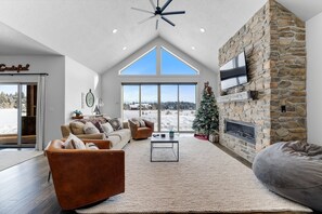 Televisión y chimenea 