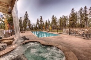 Pool - Meadowbright VIsta - Large driveway - Clubhouse with pool & hot tub - River - Luxury (McCall)