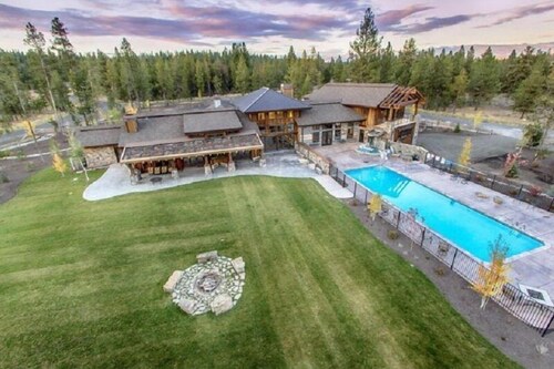 Meadowbright VIsta - Large driveway - Clubhouse with pool & hot tub - River - Luxury