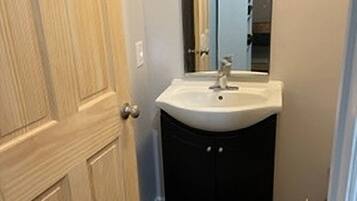 Duschwanne, Haartrockner, Handtücher, Seife