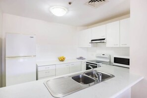 Fridge, microwave, oven, stovetop - 1003 Ballah (Surfers Paradise)
