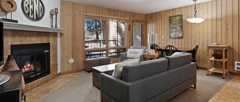 Televisor, llar de foc, reproductor de DVD i futbolí